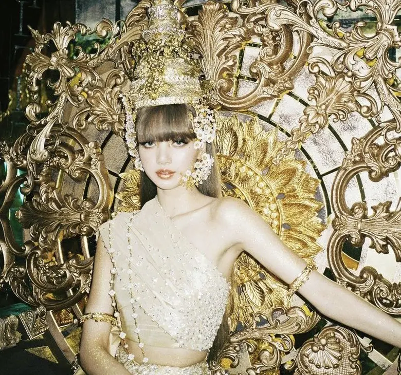 ASAVA ผู้อยู่เบื้องหลังชุดผ้าไหมไทยของ 'ลิซ่า' ในเพลงไตเติลอัลบั้มเดี่ยว 'LALISA' สะท้อนเอกลักษณ์ความเป็นไทยสู่สากล