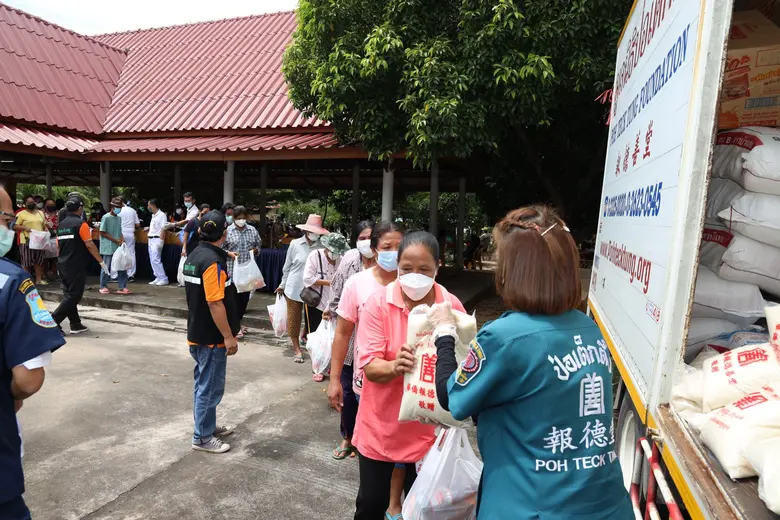 มูลนิธิป่อเต็กตึ๊ง เดินสาย "ฟื้นฟูหลังน้ำลด" มอบเครื่องอุปโภคบริโภค และเงินช่วยเหลือค่าฌาปนกิจศพแก่ญาติผู้เสียชีวิตจากอุทกภัยในพื้นที่รวม 5 จังหวัด