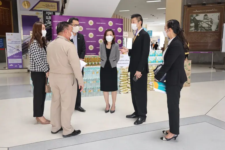 ก.แรงงาน รับมอบสิ่งของจากภาคเอกชน เตรียมส่งต่อช่วยเหลือพี่น้องแรงงาน