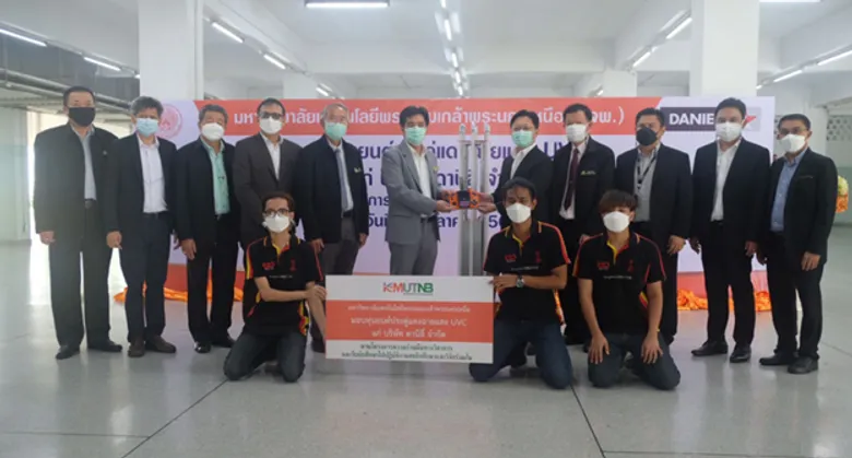 มจพ.มอบหุ่นยนต์ประดู่ฉายแสง UVC ให้กับบริษัท ดานิลี่ จำกัด