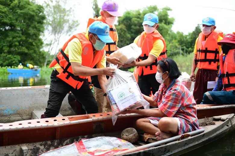 ประธานกรรมการเครือซีพี ผนึกกำลังกองทัพภาคที่ 1 จัดทีมเฉพาะกิจตะลุยน้ำท่วมแจกถุงยังชีพ ช่วยบรรเทาความเดือดร้อนให้กับชาวบ้านในพื้นที่อำเภอบางประหัน จังหวัดพระนครศรีอยุธยา