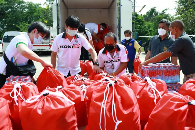 กองทุนฮอนด้าเคียงข้างไทย รวมพลังผู้แทนจำหน่ายรถยนต์และรถจักรยานยนต์ฮอนด้า ร่วมบรรเทาทุกข์และส่งมอบความช่วยเหลือให้ผู้ประสบอุทกภัยใน 6 จังหวัด รวม 1 ล้านบาท