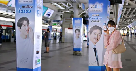 แฟนคลับกรี๊ด !!! พบ "ซงจุงกิ" ทั่วกรุง ต้อนรับเปิดประเทศ