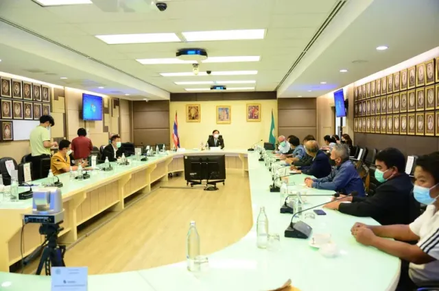 รมช.ประภัตร เป็นประธานการหารือเรื่องสถานการณ์โคเผยเตรียมตั้งปศุสัตว์ Sandbox ตามด่านชายแดน พร้อมเปิดด่านทันทีที่ได้หลักเกณฑ์ควบคุมและป้องกันโรค