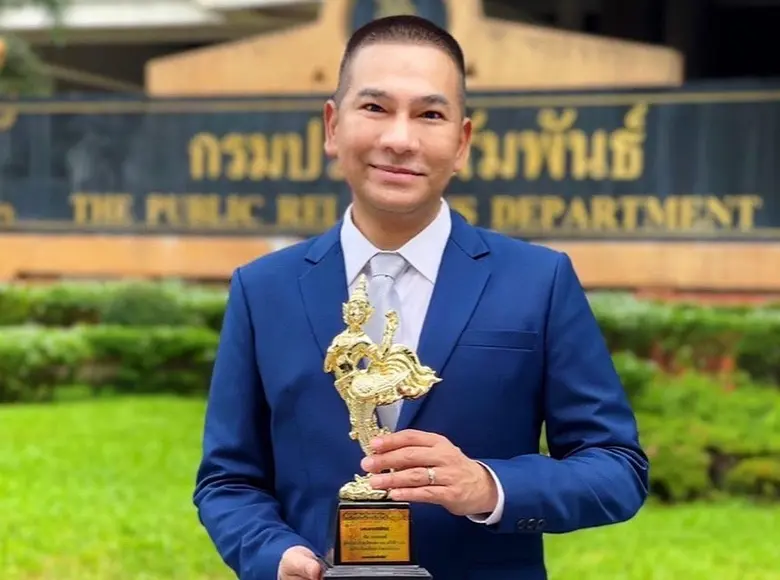 ผอ.ธุรกิจองค์กร บริษัท รถไฟฟ้า ร.ฟ.ท. จำกัด รับรางวัล สยามกินรีมหาชน สาขาผู้บริหารดีเด่นที่ทำประโยชน์ เพื่อสังคม