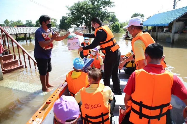 ประธานกรรมการ เครือซีพี "สุภกิต เจียรวนนท์" ระดมพลังบริษัทในเครือ ผนึกกองทัพภาคที่ 1 และททบ.5 ลงพื้นที่มอบถุงยังชีพ ส่งต่อกำลังใจและความช่วยเหลือประชาชนผู้ประสบภัยน้ำท่วม จ.อ่างทอง