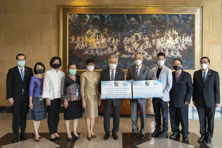 บี.เอ็ล.ฮั้ว และบริษัทในเครือ บริจาคยาและเวชภัณฑ์ทางการแพทย์ มูลค่า 1,207,709 บาท เพื่อผู้ป่วยในสาธารณรัฐแห่งสหภาพเมียนมา ให้สมาคมไทย-พม่า เพื่อมิตรภาพ