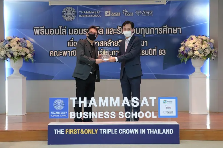 PwC Thailand's CEO receives plaque of honour from Thammasat University