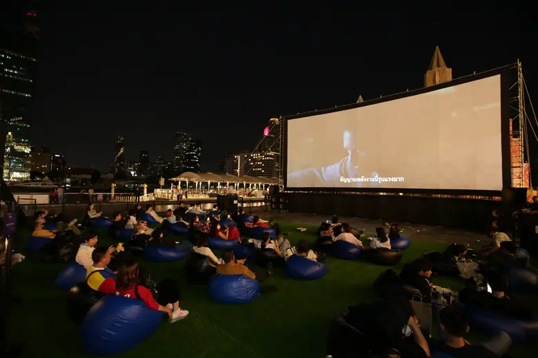 ครั้งแรกในไทยกับการดูหนังริมแม่น้ำเจ้าพระยา ผ่านเครื่องฉาย Laser เหล่าคนดังยกทัพร่วมสัมผัสประสบการณ์แบบฟินๆ