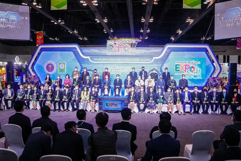 วว. รับมอบโล่ขอบคุณร่วมแสดงนิทรรศการผลงานวิจัยนวัตกรรมเพิ่มขีดความสามารถการแข่งขัน "พัฒนาเศรษฐกิจฐานรากด้วยไม้ดอกไม้ประดับ" @ มหกรรมงานวิจัย 2564