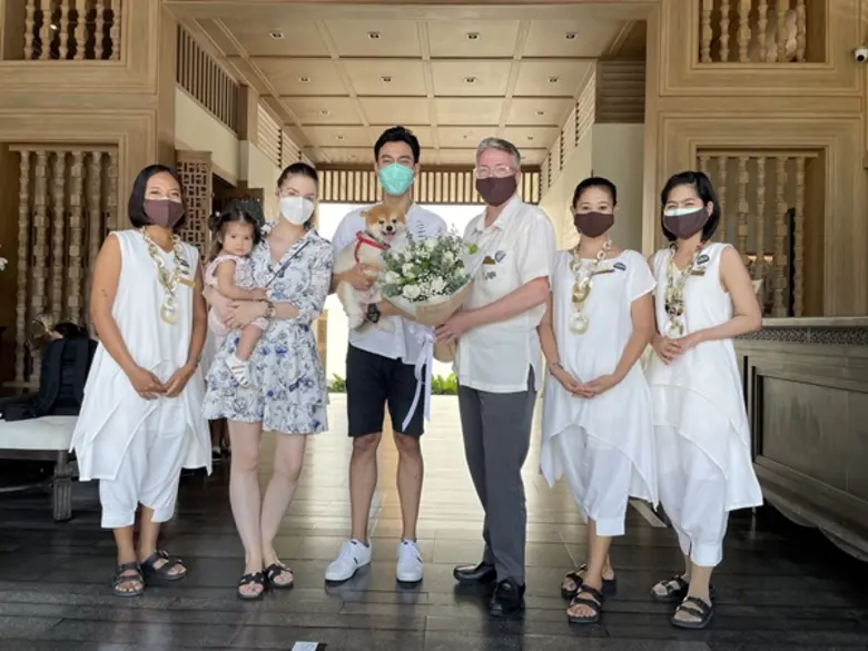 โรงแรมเคปนิทรา หัวหิน ให้การต้อนรับเอส-กันตพงศ์ นักแสดงหนุ่มมาดเข้ม และครอบครัว