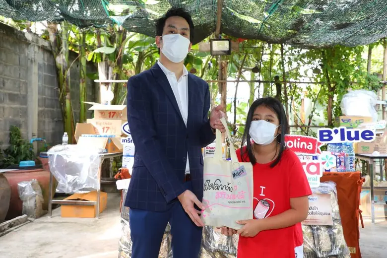 เมเจอร์ ซีนีเพล็กซ์ กรุ้ป ร่วมกับ มูลนิธิ เมเจอร์ แคร์ และพันธมิตร  ส่งมอบถุงยังชีพบรรเทาความเดือดร้อนให้กับ 3 ชุมชน จากผลกระทบของโควิด-19
