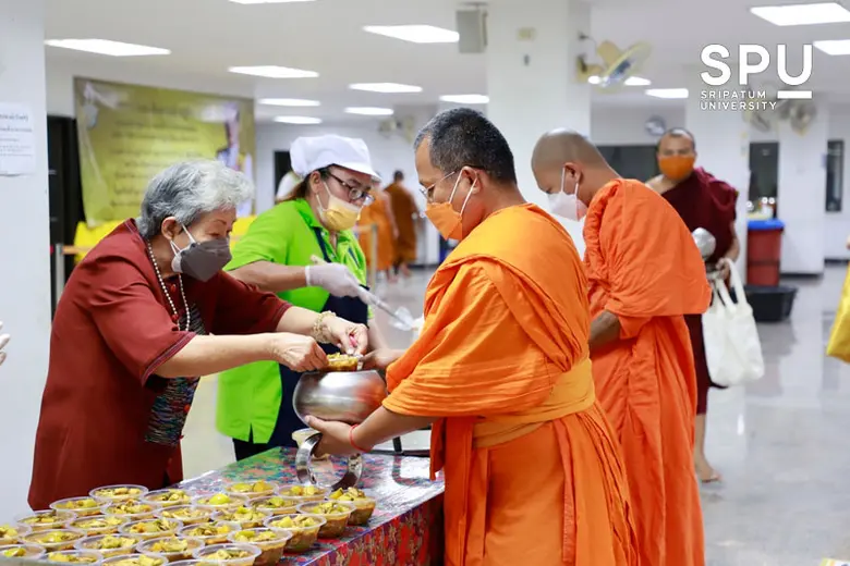 SPU ครบรอบ 52 ปี ทำบุญร่วมบริจาคทุนถวายภัตตาหาร พระนิสิต มจร.