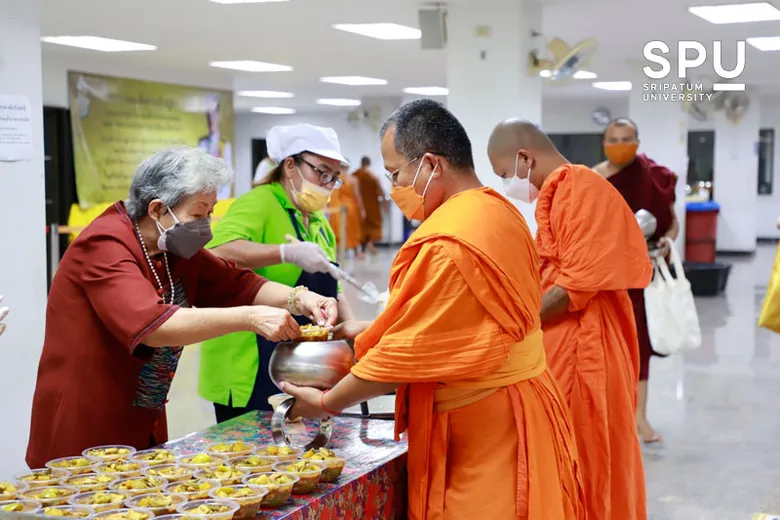 SPU ครบรอบ 52 ปี ทำบุญร่วมบริจาคทุนถวายภัตตาหาร พระนิสิต มจร.