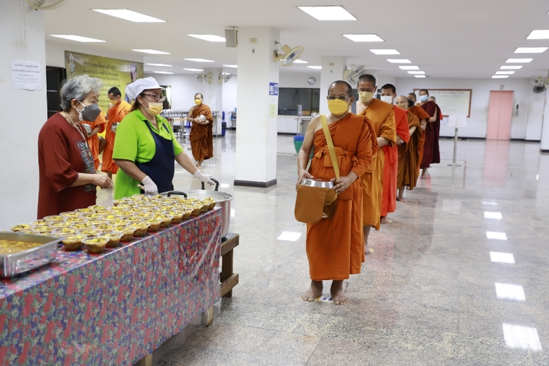 SPU ครบรอบ 52 ปี ทำบุญร่วมบริจาคทุนถวายภัตตาหาร พระนิสิต มจร.