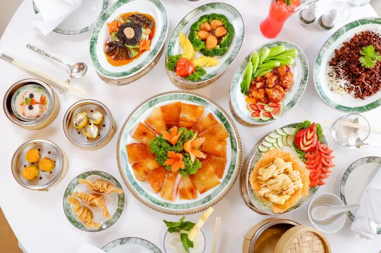 ของขวัญวันตรุษจีน 8 ซิ่วท้อในกล่องไม้มงคล จากห้องอาหารจีนไดนาสตี้ เซ็นทาราแกรนด์ ลาดพร้าว