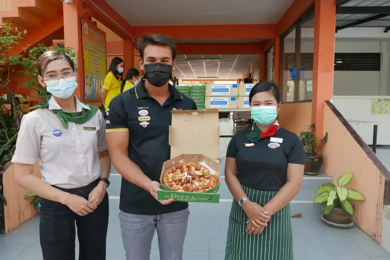 Sandy delivers pizzas and medical masks to underprivileged Children in Rayong Sandy delivers pizzas and medical masks to underprivileged Children in Rayong