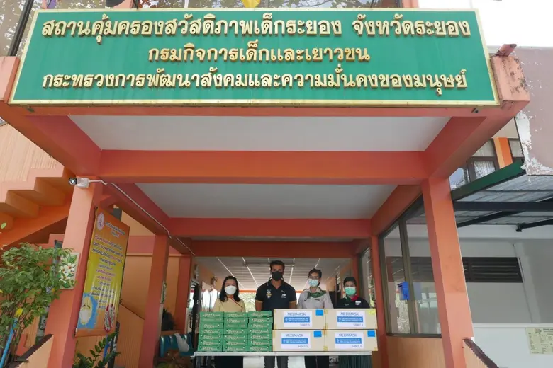 Sandy delivers pizzas and medical masks to underprivileged Children in Rayong