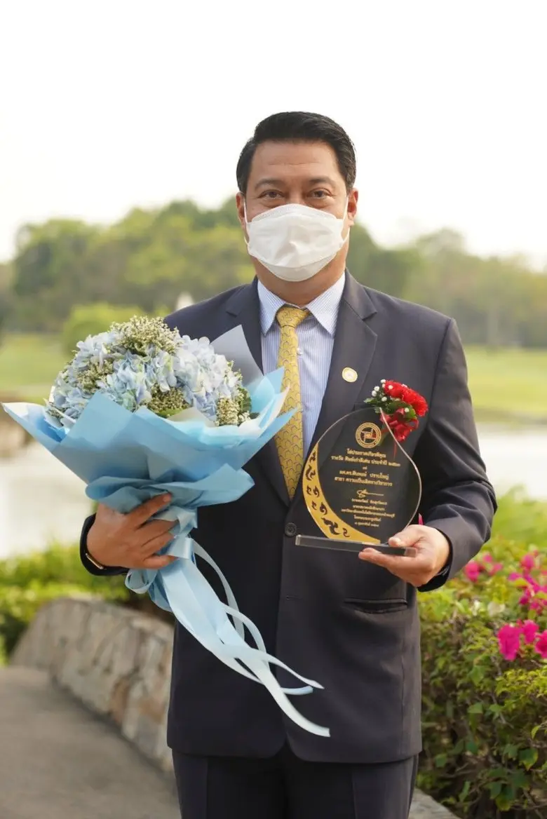 อธิการบดี ม.รามฯ รับรางวัลศิษย์เก่าดีเด่น