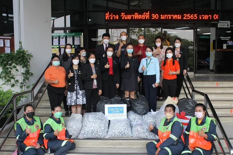 โรงแรมเซ็นทรา บายเซ็นทาราศูนย์ราชการ และคอนเวนชันเซ็นเตอร์ แจ้งวัฒนะ ส่งมอบฝาน้ำขวดและถ่านอัลคาไลน์ที่ใช้แล้วให้กับสำนักงานเขตหลักสี่