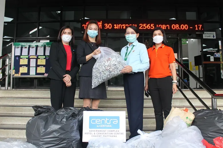 โรงแรมเซ็นทรา บายเซ็นทาราศูนย์ราชการ และคอนเวนชันเซ็นเตอร์ แจ้งวัฒนะ ส่งมอบฝาน้ำขวดและถ่านอัลคาไลน์ที่ใช้แล้วให้กับสำนักงานเขตหลักสี่