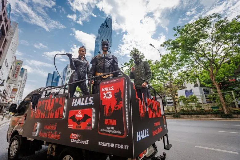 เมเจอร์ ซีนีเพล็กซ์ กรุ้ป จับมือ HALLS ต้อนรับอัศวินรัตติกาล THE BATMAN ใช้สื่อเคลื่อนที่บุกกลางกรุง...ปฎิบัติการภารกิจแจกลูกอม HALLS XS Limited Edition