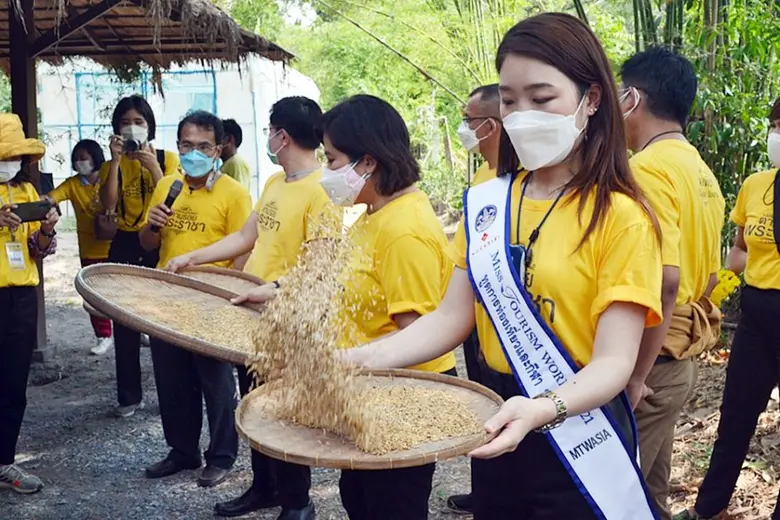 ปิดงานอย่างอบอุ่น กับโครงการอบรมวิทยากรส่งเสริมคุณธรรม Sustainability c Moral "ตามรอยพระราชา" รุ่นที่ 2 เรียนรู้หลักปรัชญาเศรษฐกิจพอเพียงด้วยการ "ลงมือทำ" สู่ความยั่งยืน
