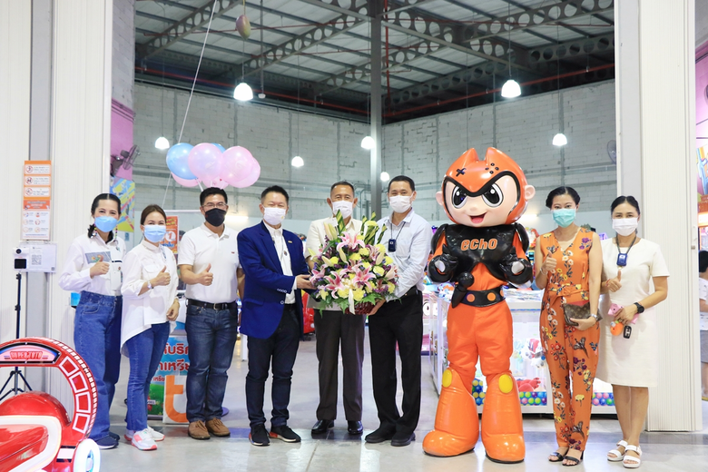 ผู้บริหารเอ็ม บี เค ร่วมมอบกระเช้าดอกไม้ยินดี ร้าน Echo Game ร้านเปิดสาขาใหม่@เดอะไนน์ เซ็นเตอร์ ติวานนท์