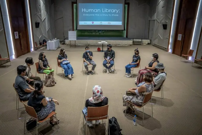 "ธนาคารจิตอาสา" และ "ความสุขประเทศไทย ร่วมกับ สสส. จัดกิจกรรม "ห้องสมุดมนุษย์" เปิดพื้นที่ให้รับฟังกันอย่างไม่ตัดสิน