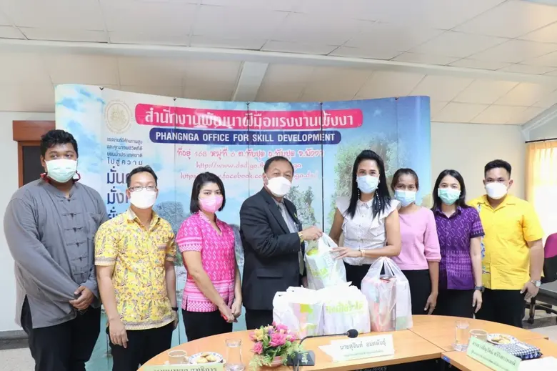 อบจ.พังงา ตรวจเยี่ยมการฝึก "ให้กำลังใจและมอบขนมน้องๆ" โครงการเพิ่มทักษะด้านอาชีพแก่นักเรียนที่ไม่ได้เรียนต่อหลังจบการศึกษาภาคบังคับ จ.พังงา