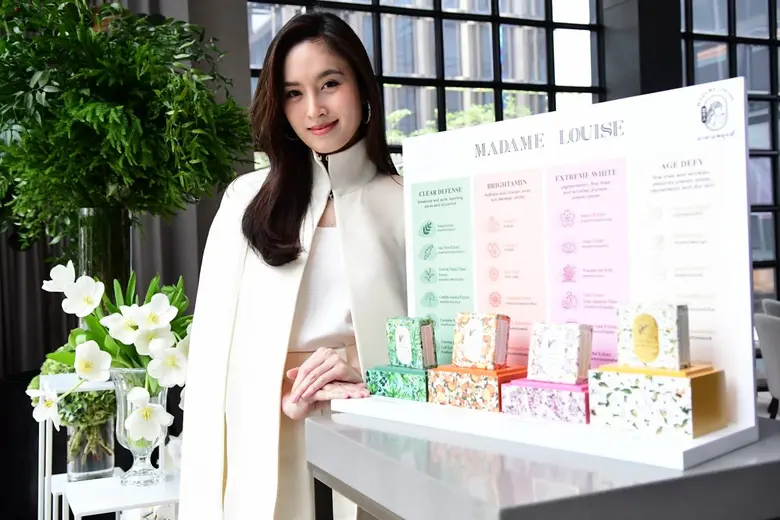 เปิดตัวสบู่ "มาดามหลุยส์" และพรีเซ็นเตอร์ระดับโลก "ปอย - ตรีชฎา" ยกระดับสบู่ก้อนตอบโจทย์ความสะอาดคู่สุขภาพผิวสวย ด้วย 4 สูตรสุดพรีเมียม ช่วยย้อนอายุผิว