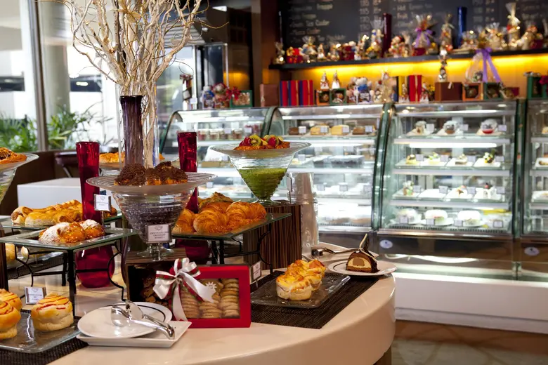 Cakes bursting with tropical fruit flavours at Zing Centara Grand Ladprao