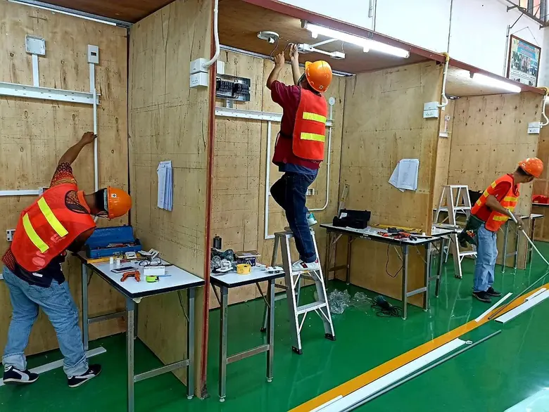 พัฒนาศักยภาพช่างไฟฟ้าให้มีมาตรฐานฝีมือแรงงานแห่งชาติ เพื่อเพิ่มขีดความสามารถในการแข่งขันของประเทศ