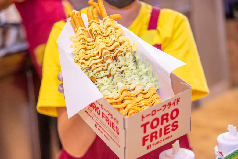 ไอคอนสยาม ขนทัพความอร่อยพร้อมเสิร์ฟสุดยอดเมนูมันฝรั่งยอดฮิต จากร้าน TORO FRIES SIGNATURE เฟรนช์ฟรายส์เนื้อแน่น มาพร้อมความยาว 1 ฟุต! กับรสชาติความอร่อยที่ไม่รู้ลืม