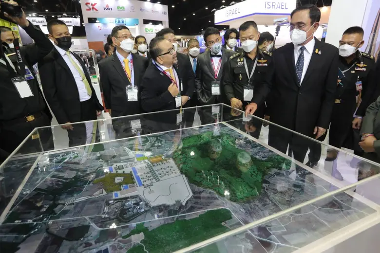 นายกรัฐมนตรี และรัฐมนตรีว่าการกระทรวงกลาโหม เยี่ยมชมบูธ "ไทยอามส์"