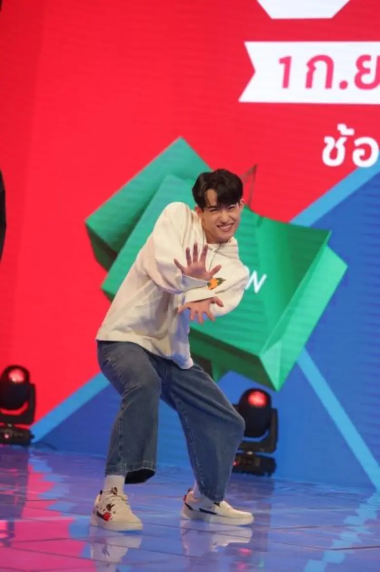 2 หนุ่มสุดฮอต "เจฟ-บาร์โค้ด" เปิดศึกชิงแชมป์นักช้อป กับโปรโมชั่นแห่งปี "Central / Robinson 9.9 Sale Fest ช้อปฟิน วินทุกดีล"