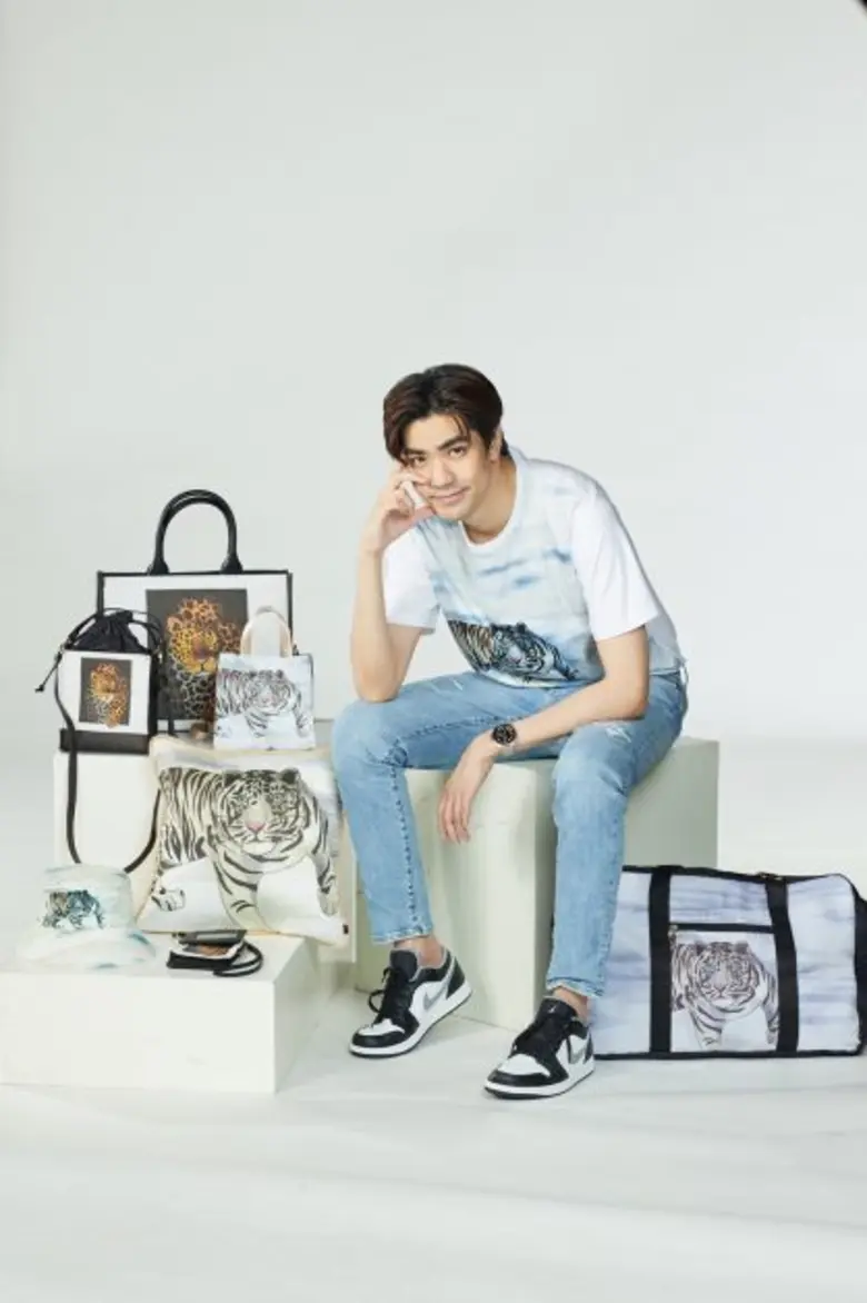 ศิลปิน ดารา ชวนเสพงานศิลป์และร่วมทำบุญกับผลิตภัณฑ์การกุศล ๙ เฉดสีมงคล จาก ๙ ผลงานภาพวาด ฝีพระหัตถ์ "เสือ" ในงานนิทรรศการศิลปะดิจิทัล SIRISINLAPIN Meta Art for Life