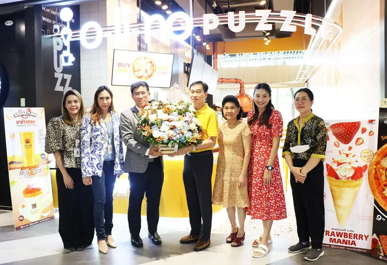 เอ็ม บี เค เซ็นเตอร์ มอบดอกไม้แสดงความยินดีเปิดร้าน Olino PUZZLE ชั้น G โซน A