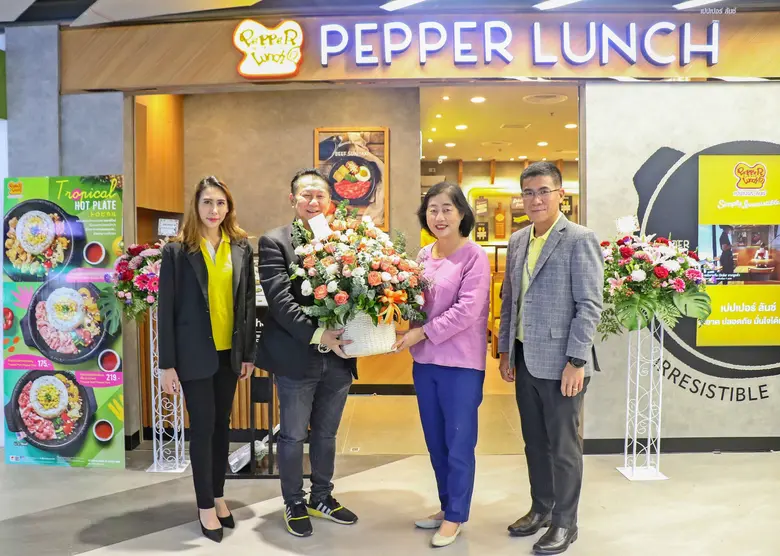 ผู้บริหารเอ็ม บี เค เซ็นเตอร์ มอบดอกไม้แสดงความยินดีเปิดร้านใหม่ PEPPER LUNCH ชั้น 2 โซน B