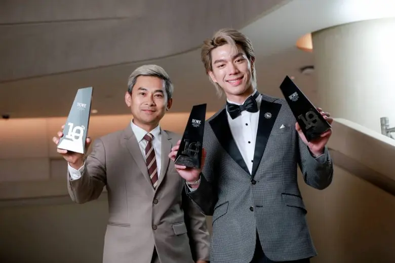 "เดอะ วัน เอ็นเตอร์ไพรส์" โชว์ความสำเร็จ คว้ารางวัล HOWE CREATIVE MEDIA AWARD "สถาพร พานิชรักษาพงษ์"  บอสใหญ่ GMMTV ขึ้นแท่นรับรางวัล ผู้ทรงอิทธิพลทางด้านธุรกิจบันเทิง