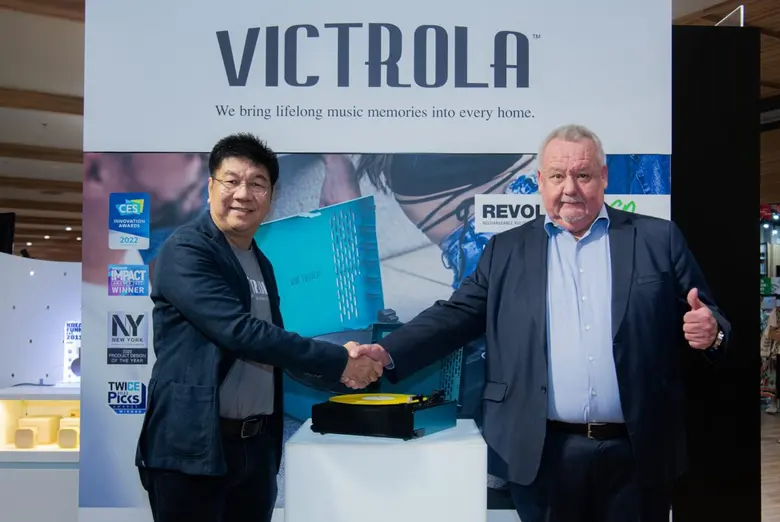 โซนิควิชั่น เปิดตัวเครื่องเล่นแผ่นเสียงพกพา แบรนด์ "Victrola" ไอคอนนิกดีไซน์ ครั้งแรกของโลกกับ Bluetooth Turntable เชื่อมต่อไร้สาย มีแบตเตอรี่ในตัว กับรุ่น Revolution Go