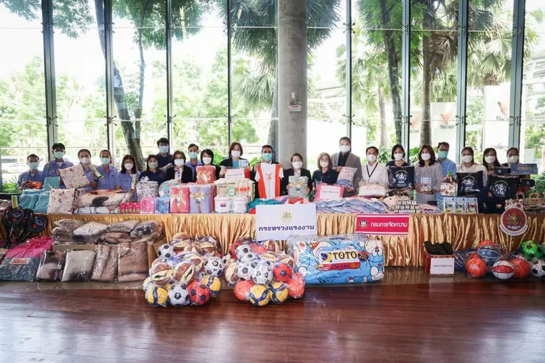 รมว.สุชาติ ส่ง โฆษก นำทีมมอบอุปกรณ์การเรียน - กีฬา โครงการมอบไออุ่น รักและห่วงใยกับไทยพีบีเอสปี 2565 ส่งต่อโรงเรียนถิ่นทุรกันดาร