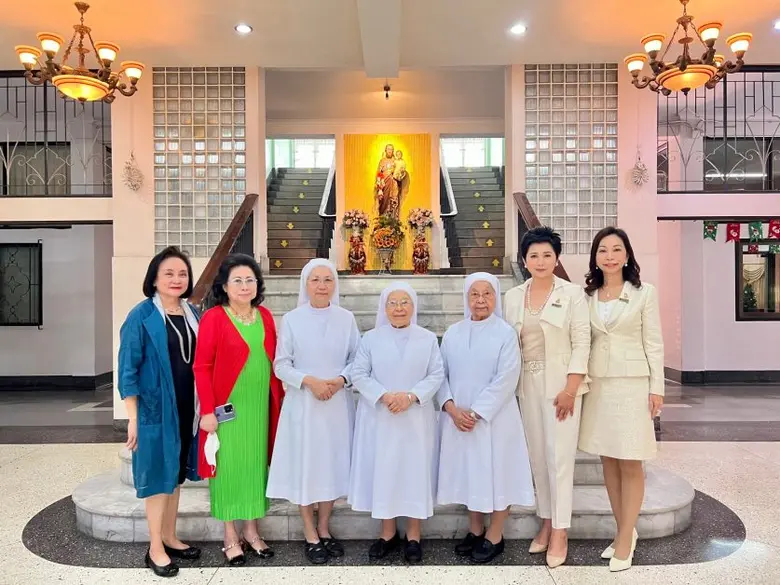 สมาคมศิษย์เซนต์ฟรังซีสซาเวียร์ในพระบรมราชินูปถัมภ์ นำทีมอวยพร คณะภคินี เซนต์ปอลเดอชาร์ตร