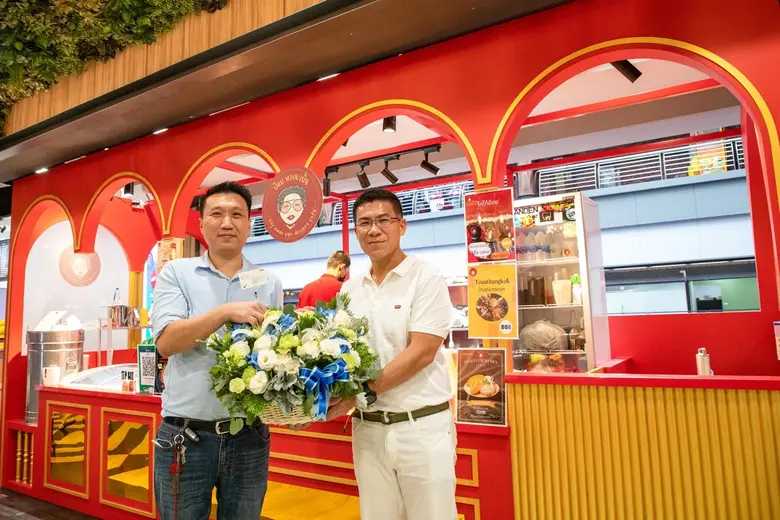 ผู้บริหารเอ็ม บี เค เซ็นเตอร์ มอบดอกไม้แสดงความยินดีเปิดร้านใหม่ "ย้อยหวานเย็น" ชั้น 6 โซน B ยกขบวนความอร่อย โอ้วเอ๋วบางกอก โกโก้เข้มข้น โทสต์บางกอก ถูกใจสายกิน