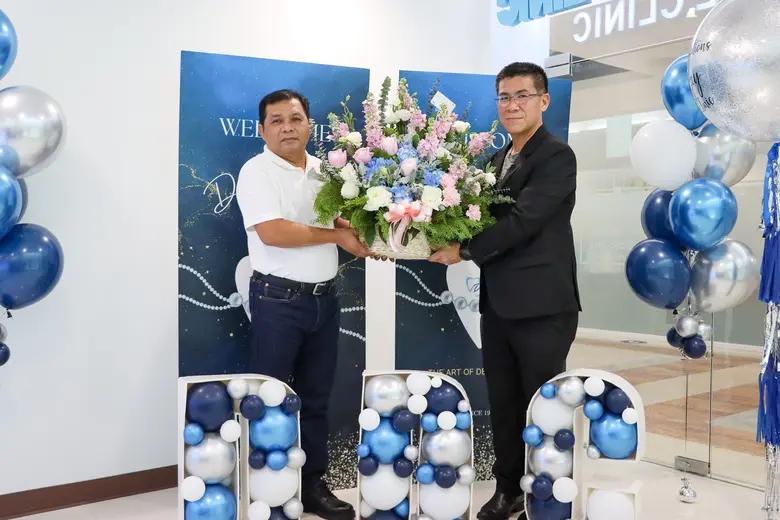 ผู้บริหารเอ็ม บี เค เซ็นเตอร์ ร่วมแสดงความยินดีฉลองเปิดร้านใหม่ DOCTOR DAY DENTAL CLINIC