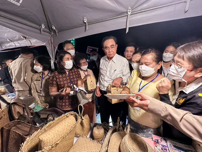 รมว.สุชาติ ร่วมคณะ นายก ลงสุราษฎร์ฯ เยี่ยมกลุ่มแรงงานนอกระบบ สร้างอาชีพ หนุนท่องเที่ยววัฒนธรรม - ภูมิปัญญา