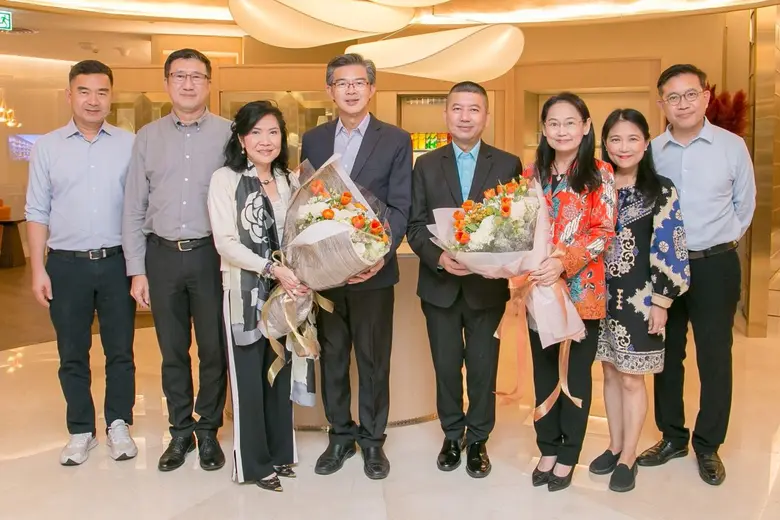 ปรบมือดังๆร่วมแสดงความยินดีให้เพื่อนคนเก่ง ณ โรงแรมเซ็นทาราแกรนด์ฯ เซ็นทรัลเวิลด์