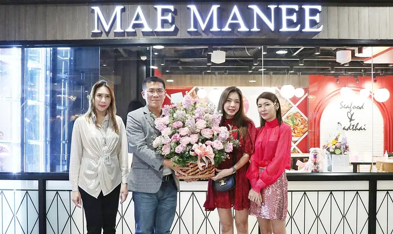 ผู้บริหารศูนย์การค้าเอ็ม บี เค เซ็นเตอร์ มอบช่อดอกไม้แสดงความยินดีเปิดร้านใหม่ MAE MANEE ผัดไทยกุ้งล็อบสเตอร์ อาหารทะเลสดใหม่ พร้อมเสิร์ฟความอร่อย ชั้น 2 โซน D