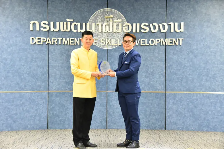 "อีมิแน้นท์" รับโล่เกียรติคุณจากกระทรวงแรงงาน