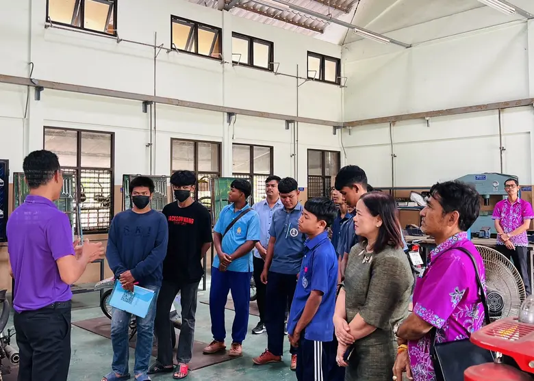 ผอ.สพร 45 กระบี่ กล่าวต้อนรับนักเรียนภายใต้โครงการเพิ่มทักษะด้านอาชีพแก่นักเรียนที่ไม่ได้เรียนต่อหลังจบการศึกษาภาคบังคับ